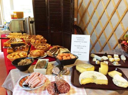 Le service du petit-déjeuner,présenté sous forme de buffet pour toute la famille