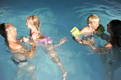 Dans la piscine en famille