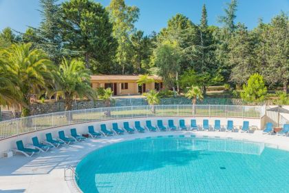 Piscine extérieure ouverte en saison