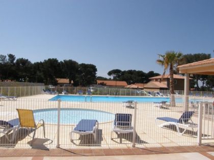 Parc résidentiel avec piscine et animations en été