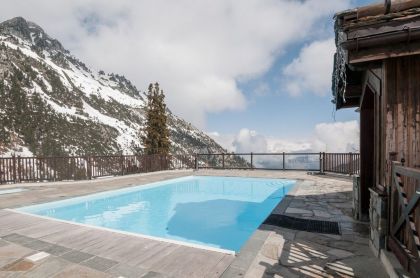 La piscine extérieure du bâtiment Le Manoir de Savoie, dans la Résidence Le Village