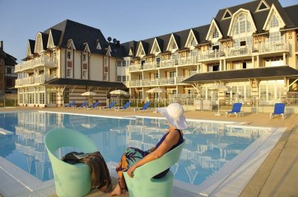 La piscine extérieure chauffée, ouverte de juin à septembre, et la Résidence La Plage