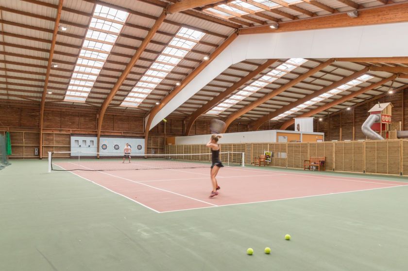 Un terrain de tennis en intérieur