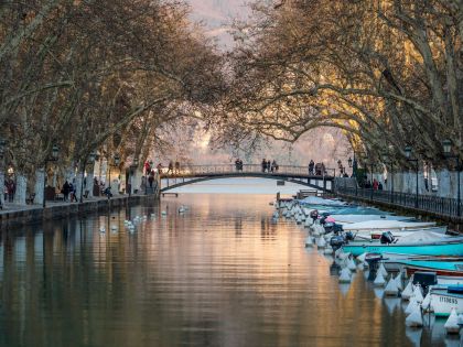 © OT ANNECY Le Canal du Vasse et le Pont des Amours-Gilles Piel