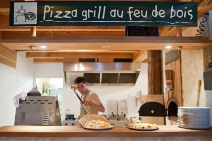 Le restaurant avec ses pizzas cuites au feu de bois et ses grillades en été