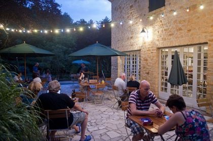 La terrasse du bar promet de belles soirées d'été