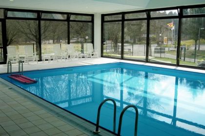 La piscine intérieure chauffée pour se détendre et s'amuser