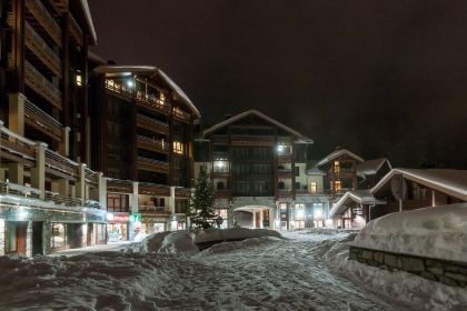 La façade de la résidence la nuit