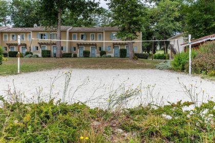 Terrain de beach-volley pour se dépenser en famille